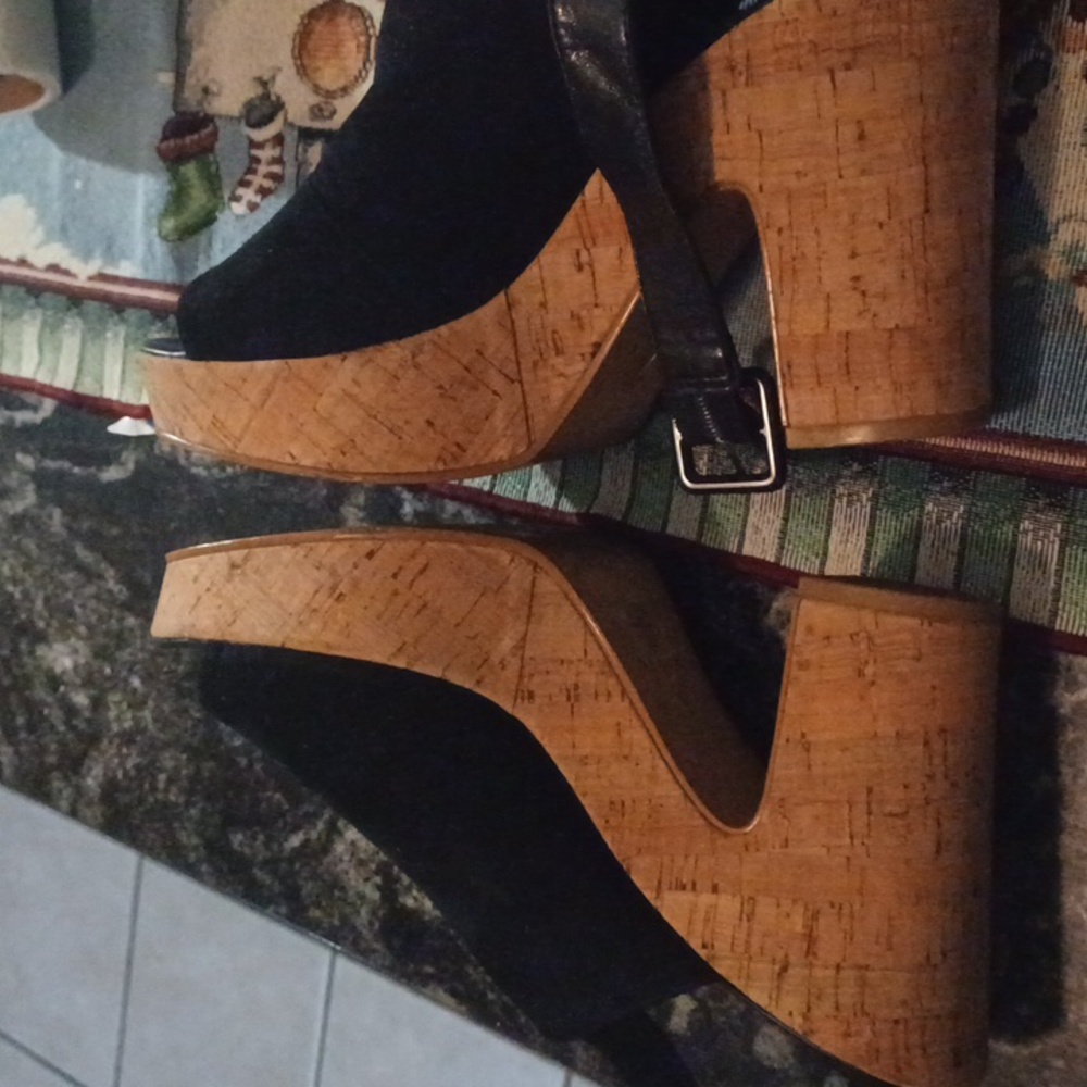 Shoes - Picture 3 of 4